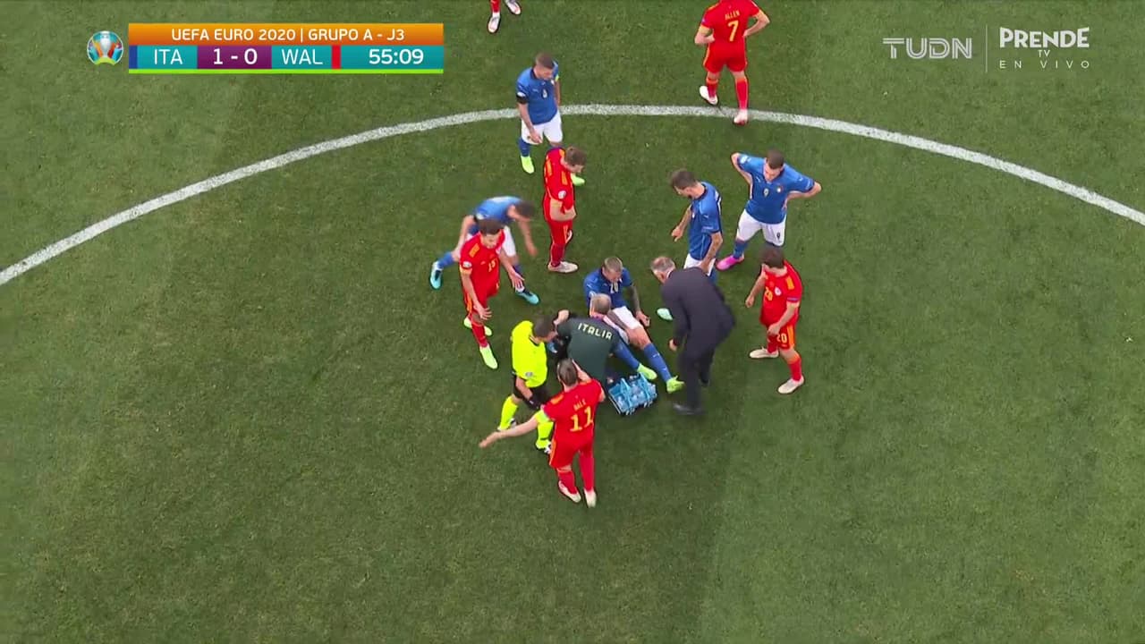 ¡Expulsión! El árbitro saca la roja directa a Ethan Ampadu.