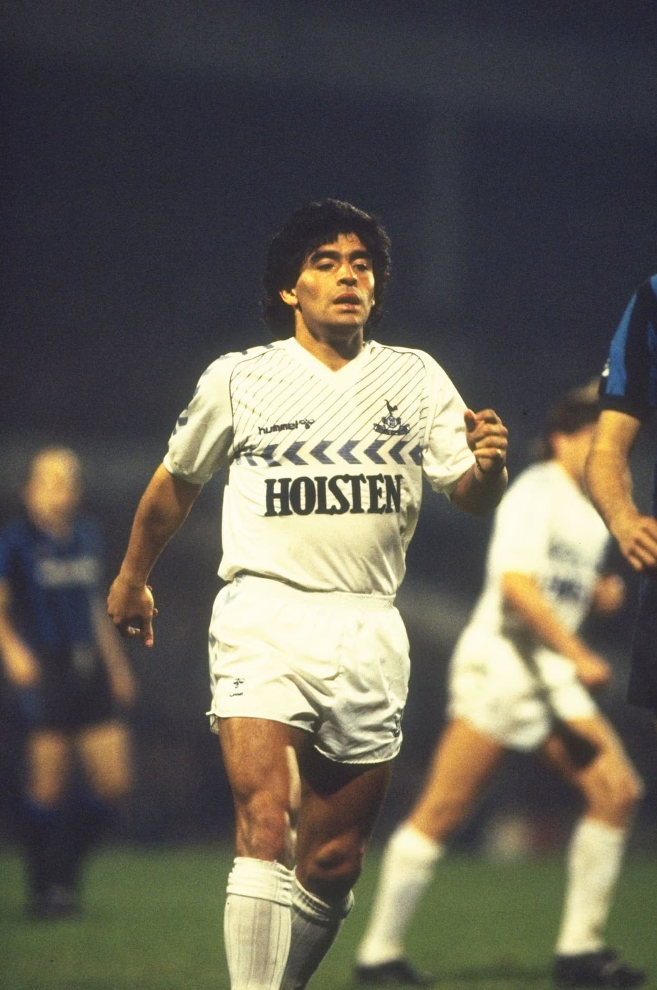 Maradona se calzó la de los Spurs en 1986, en homenaje a Ossie Ardiles.