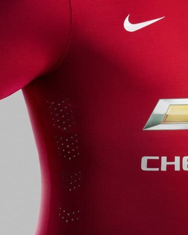 Manchester United lanzó su nuevo uniforme de local para la temporada 2014-15, en el que preservan los clásicos colores rojo, blanco y negro y en el que incorporan la leyenda "Youth, Courage, Greatness" (Juvetud, coraje, grandeza).