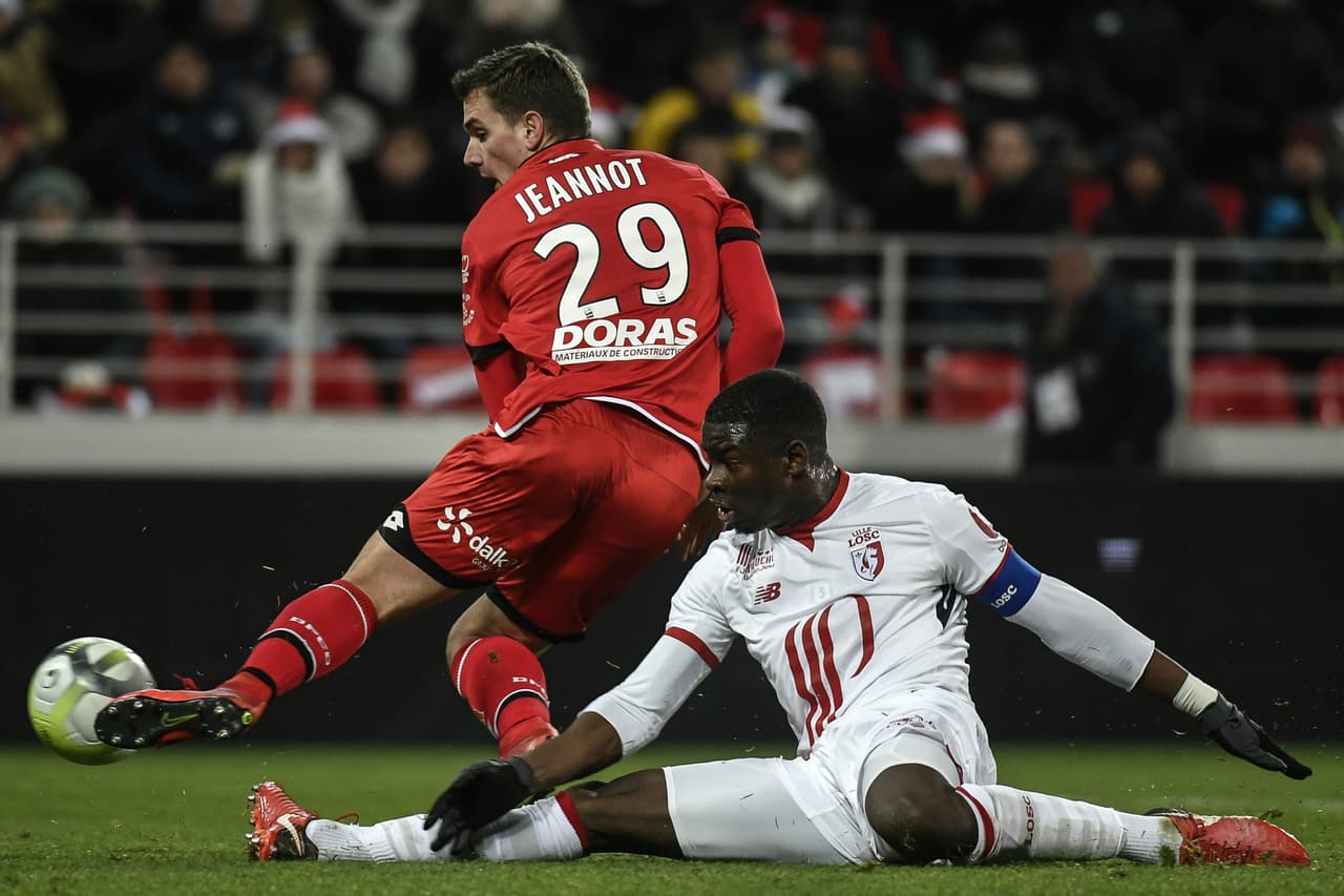 Everton sigue intentando mejorar su plantel después de un inicio de temporada muy complicado. Se habla de la posibilidad del francés Adama Soumaoro (Lille) para llegar en este mercado invernal.