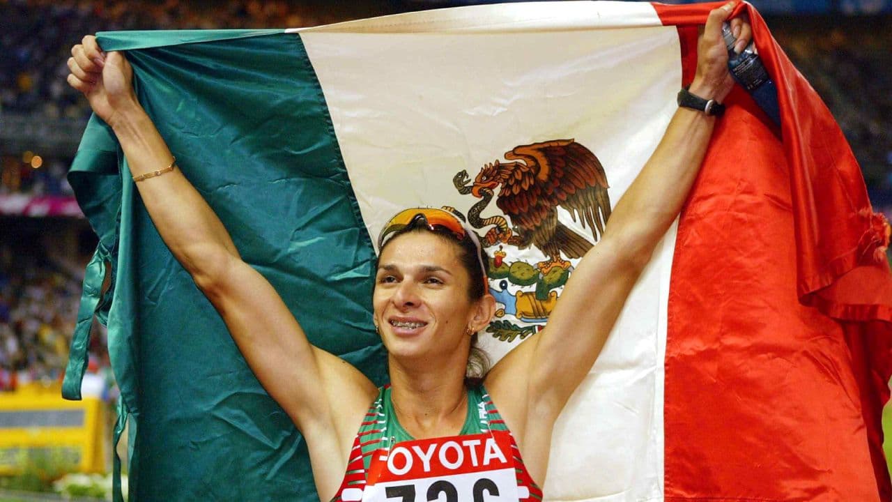 Ana Guevara es la única mujer mexicana campeona mundial de atletismo.