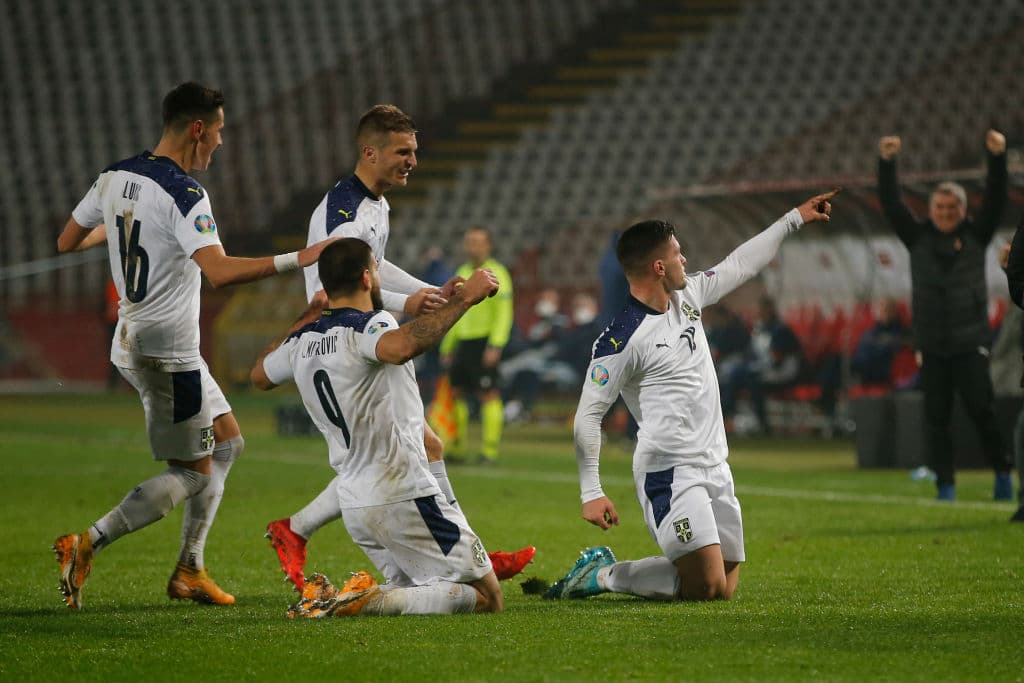 Escocia se lleva el último boleto calificatorio para la Euro 2020 tras vencer en penalties a Hungría. Un partido cardiaco que empató desde un inicio 1-1. Ryan Christie le daba el gane a los escoceses, pero Luka Jovic salvaba a la escuadra húngara. Después de 25 años, Escocia regresa a una Eurocopa.