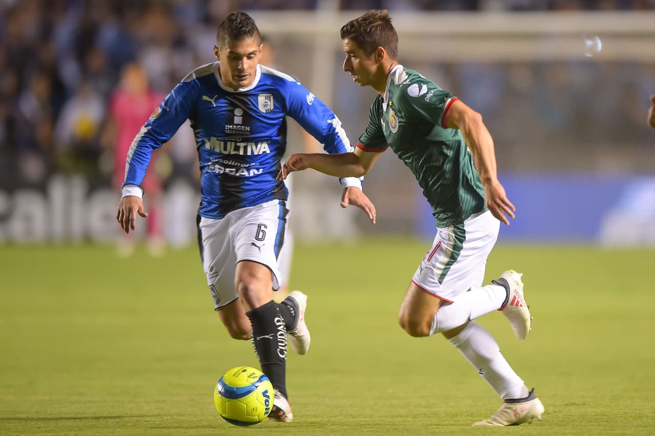 Chivas, de verde en esta ocasión, comenzó buscando el arco de Thiago Volpi.