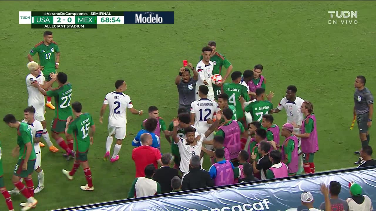 ¡Expulsión! El árbitro saca la roja directa a César Montes.