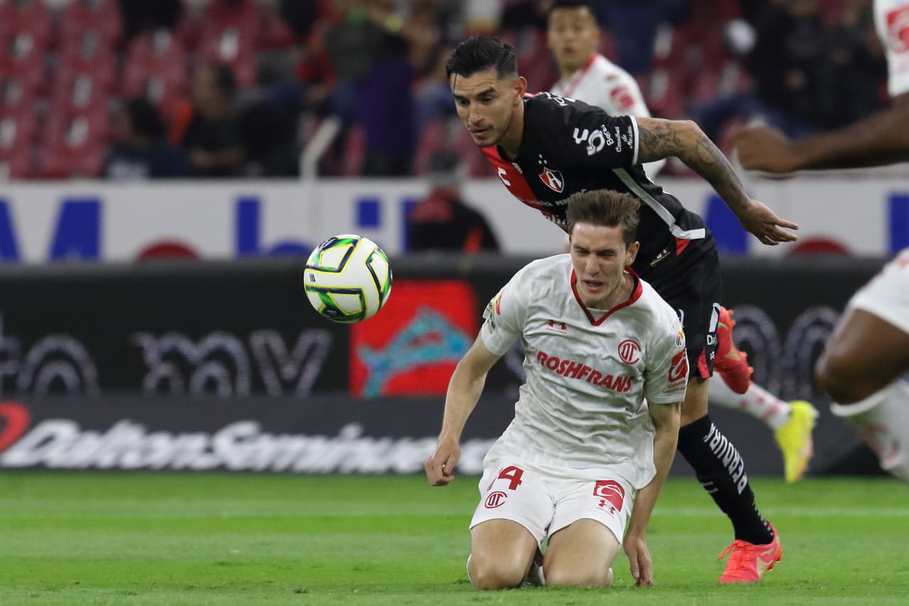 Atlas y Toluca firmaron un empate sin goles en partido pendiente de la Jornada 1 del Torneo Clausura 2023 de Liga MX. El debut de los Rojinegros en el Jalisco se había postergado por la mala calidad del césped.