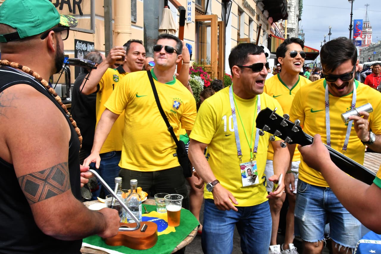 El colorido y el entusiasmo se apoderó de San Petersburgo en medio de la fiesta de los fanáticos de Brasil y Costa Rica por el segundo partido para cada uno en el grupo E del Mundial Rusia 2018.