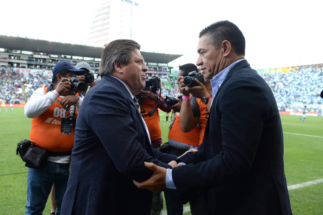 Saludo del 'Piojo' Herrera con Nacho Ambriz.