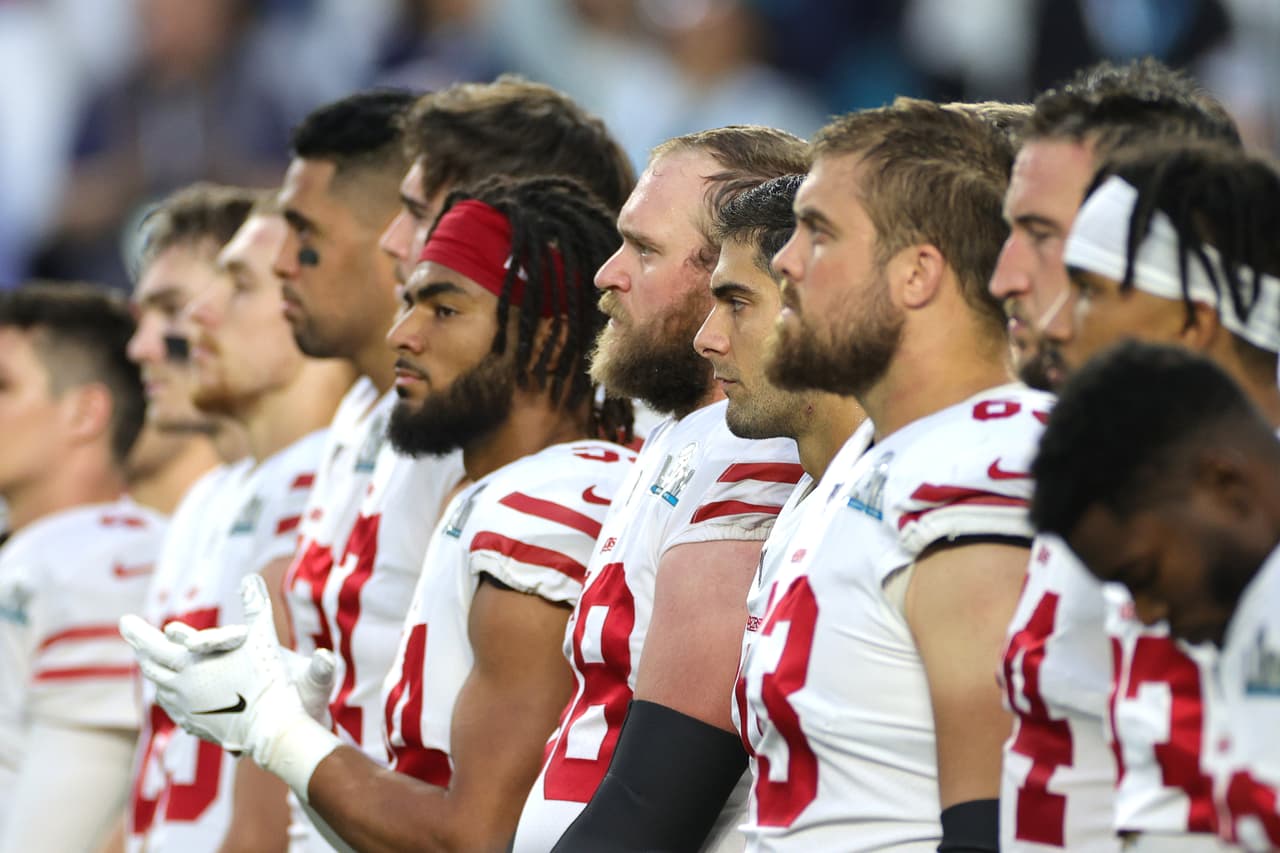 Jugadores de 49ers previo al himno de los Estados Unidos.