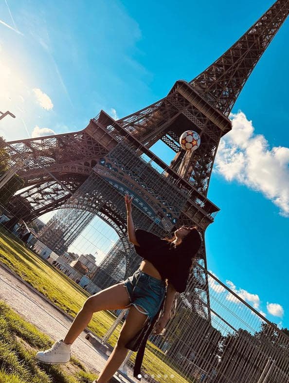 Como ésta donde aparece en la Torre Eiffel con un balón de fútbol.
<br>
