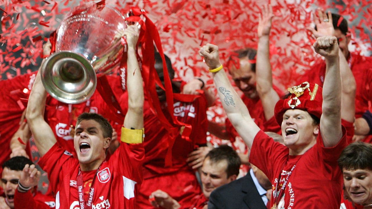 Steven Gerrard (izq.) es el último capitán campeón de Europa con el Liverpool.