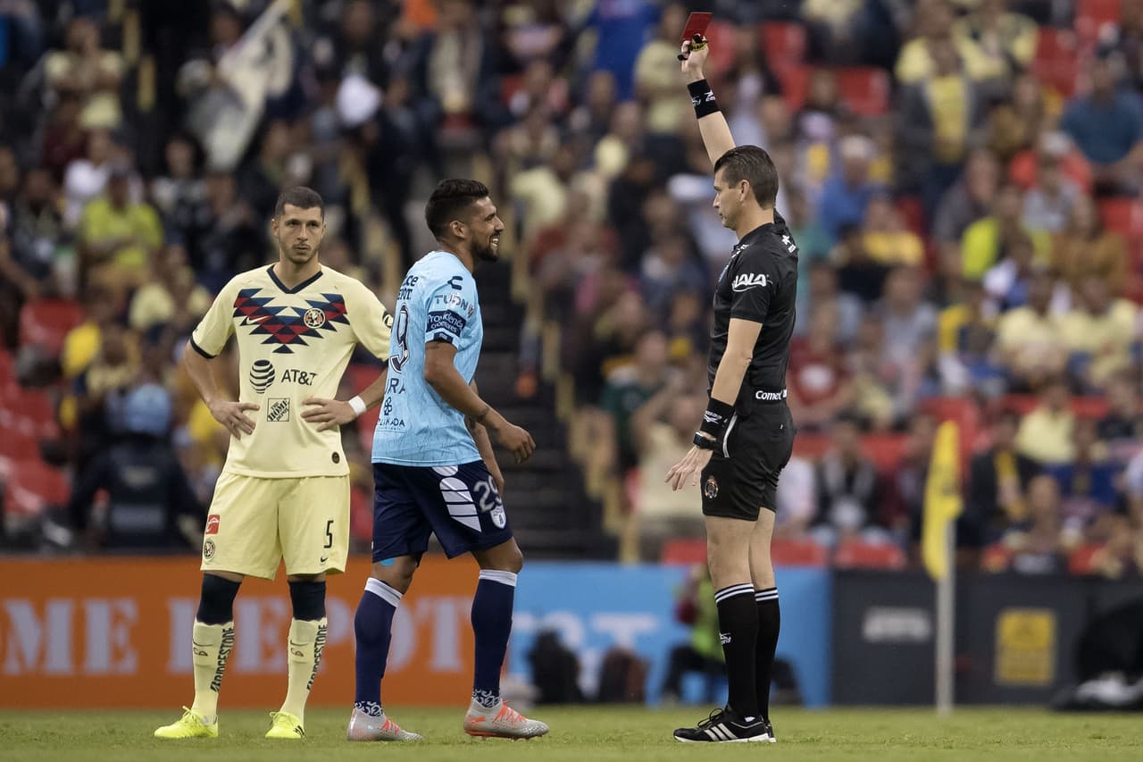 Franco Jara vio la roja muy temprano, apenas a los 7 minutos de juego.
