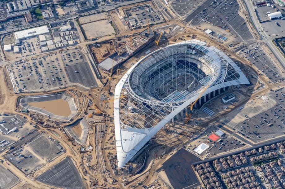 Casi listo el nuevo estadio de los equipos de la NFL de Los Ángeles, Rams y Chargers. Con una inversión de casi 5 mil millones de dólares, estará listo para abrir sus puertas a los aficionados del futbol americano en marzo.
