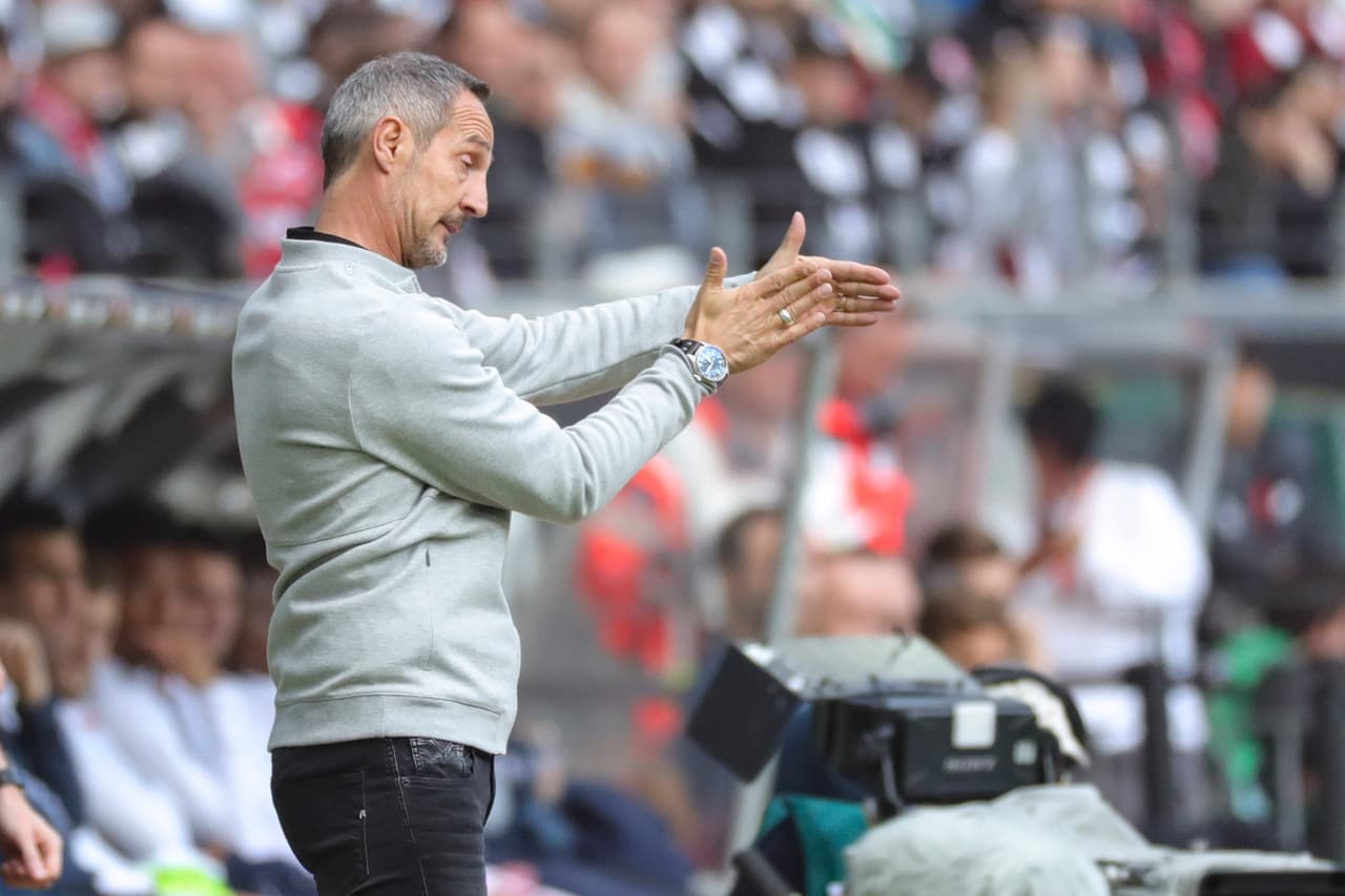 Al final del primer tiempo, el técnico de Eintracht Frankfurt, Adi Huetter, tuvo que buscar fórmulas para inclinar la balanza a su favor.