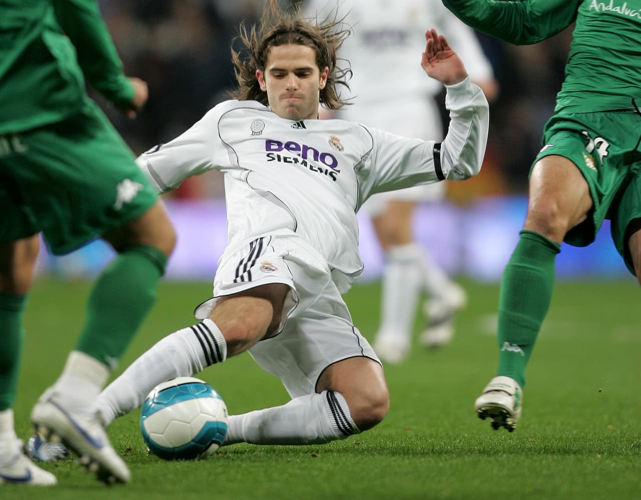 A su regreso, Gago dejó de ser contemplado. Tras la llegada de José Mourinho al banquillo blanco, ya no fue contemplado para la campaña 2011-12 debido a sus contantes lesiones. 
<br>