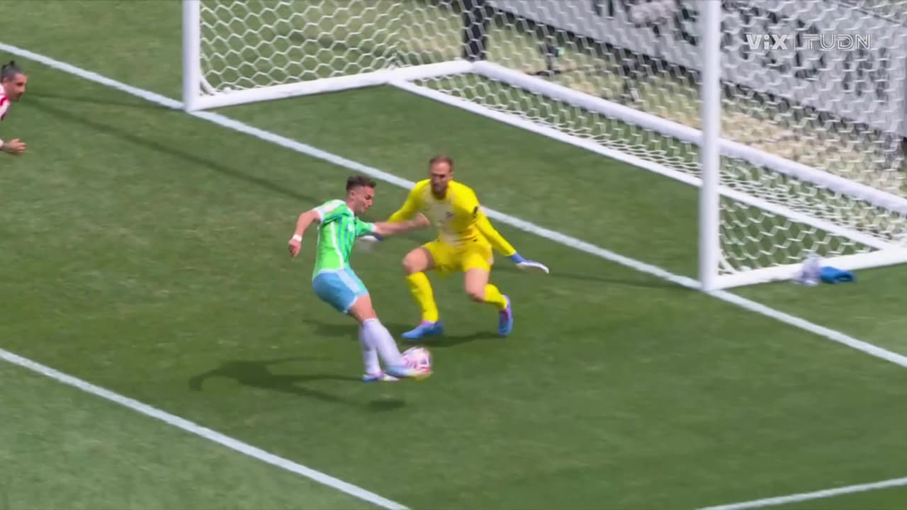 ¡Monumental atajada! Oblak se luce para evitar el empate.