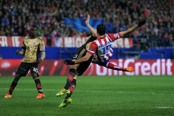 Al parecer Diego Costa del Atlético de Madrid confundió a Adil Rami del AC Milán con la pelota ante la mirada atónita de Balotelli.