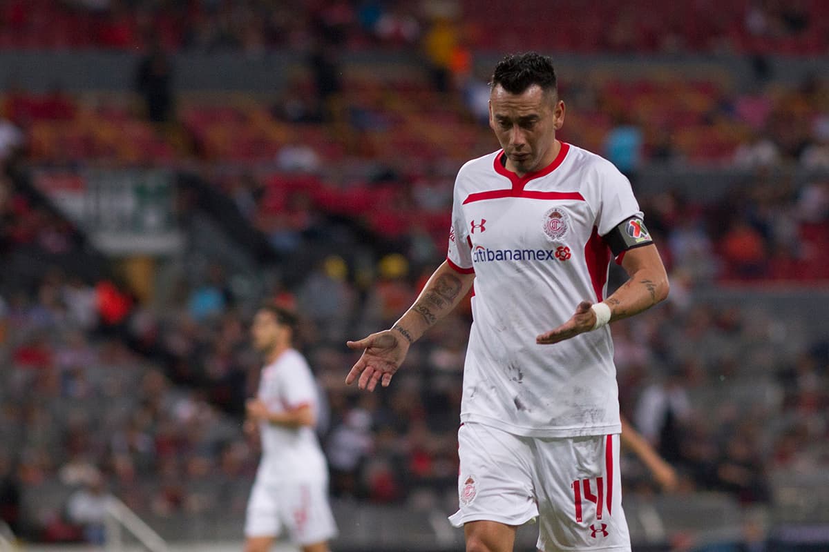 El mediocampista argentino del Toluca Rubens Sambueza fue expulsado al minuto 57', siendo factor el hombre de más para el triunfo de Atlas.