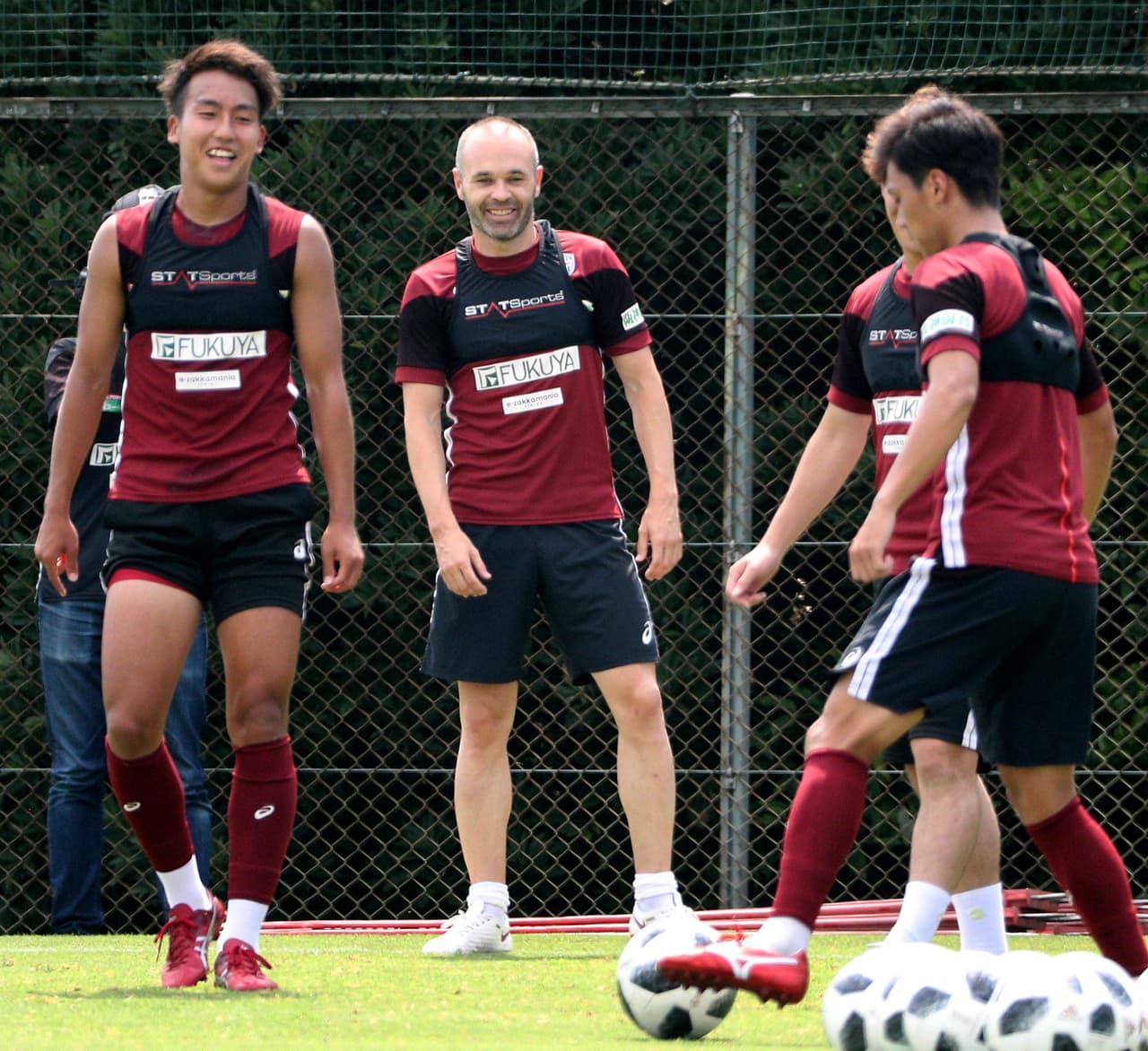Los compañeros de Iniesta lo recibieron con aplausos en las instalaciones del club de Kobe (oeste de Japón), según pudo verse durante la primera parte de la sesión abierta a los medios.