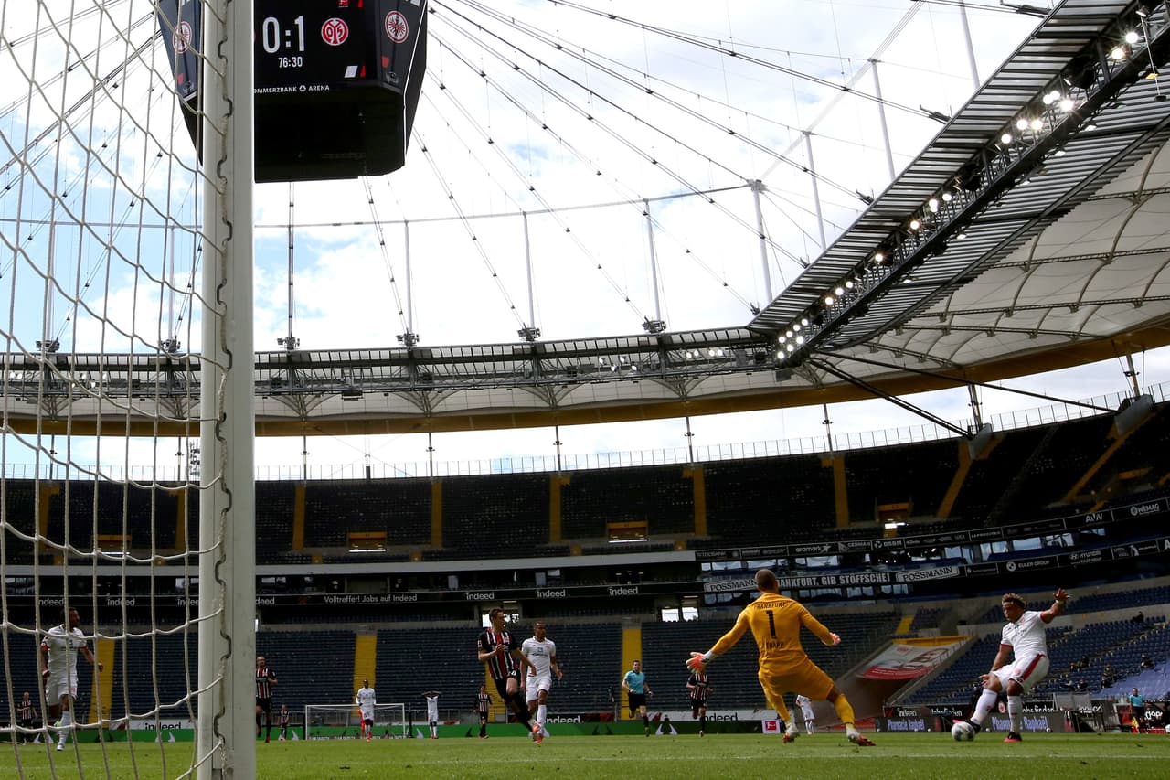 Eintracht Frankfurt sufrió la 'localitis' en el regreso de la Bundesliga y cayó por 0-2 en casa ante el Mainz.
