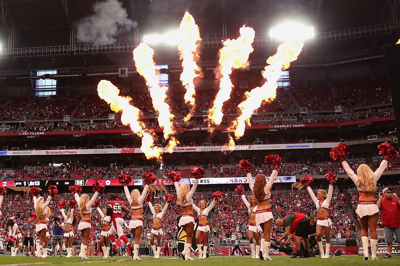 Las porristas de los Cardinals y como marco el majestuoso estadio de la Universidad de Phoenix.