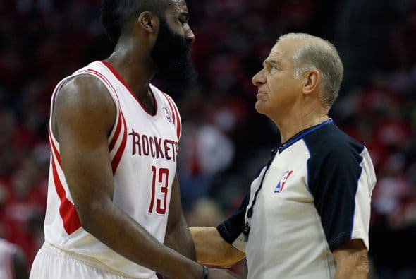 Frustrados, desesperados y cansados, así quedaron los Rockets luego de perder el primer partido de los Playoffs en casa ante los Portland Trail Blazers por tan solo dos puntos luego de jugar sobretiempo. Marcador final de 122-120.