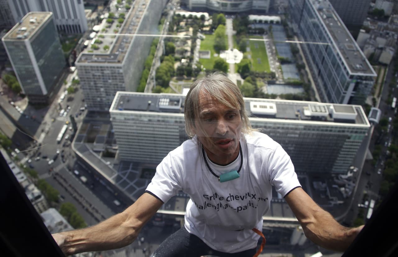 'Spiderman francés' escala rascacielos en nombre de la paz