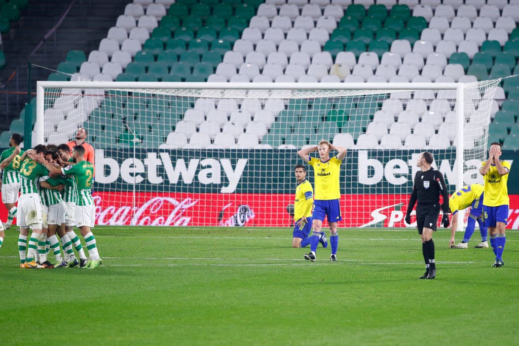 Betis derrota al Cádiz y se mete entre los 10 primeros de La Liga | Guido Rodríguez hizo el solitario gol del triunfo; ‘Choco’ Lozano y Diego Lainez ingresaron en la segunda mitad.