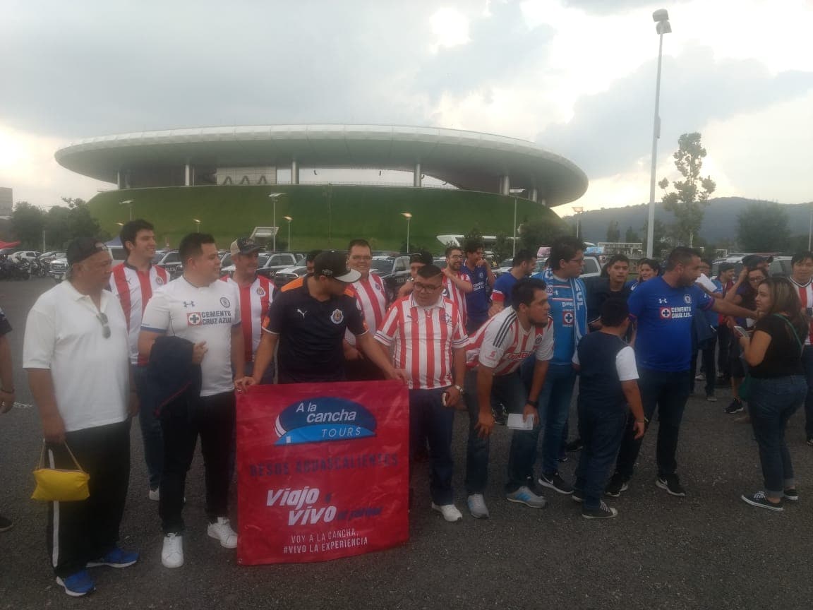 Fanáticos de Chivas y Cruz Azul en las afueras del Estadio Akron previo al juego entre ambos equipos por la jornada 2 del Apertura 2018 de la Liga MX.
