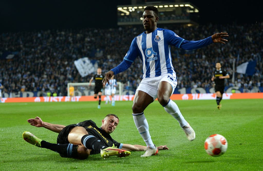 La asombrosa conexión de Joao Mario con Toni Martínez rompe a la defensa del Lille en dos ocasiones, y consiguen la remontada 2-1 sobre el conjunto francés.