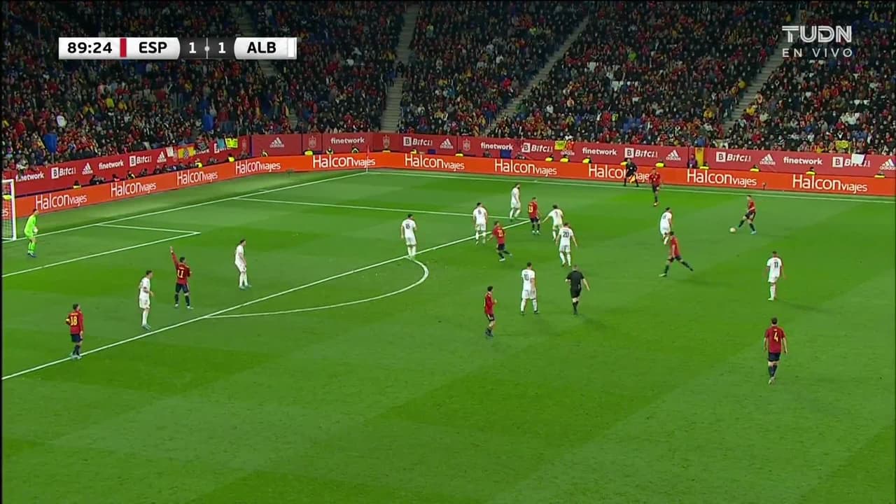 ¡GOL!  anota para España. Dani Olmo