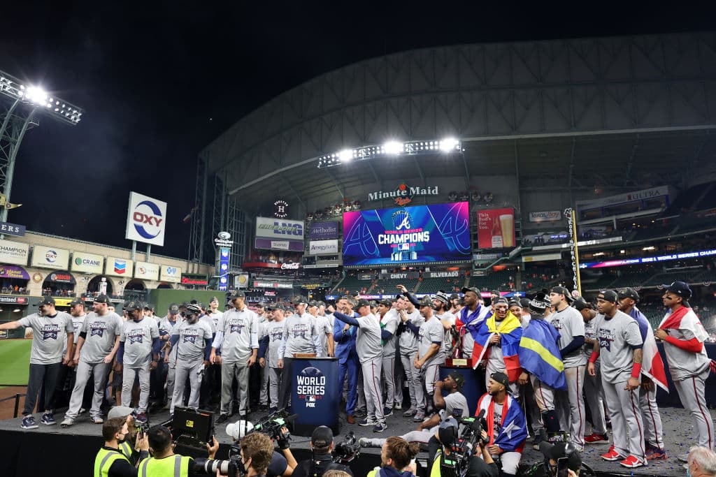 Fiesta en Houston, tras un aplasatante enfrentamiento, jugadores de los Atlanta Braves celebran el cuarto título de Serie Mundial de la franquicia.
