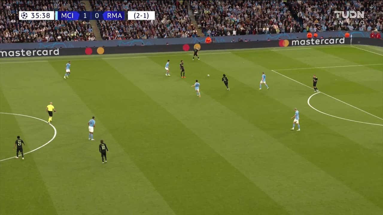 ¡GOL!  anota para Manchester City. Bernardo Silva