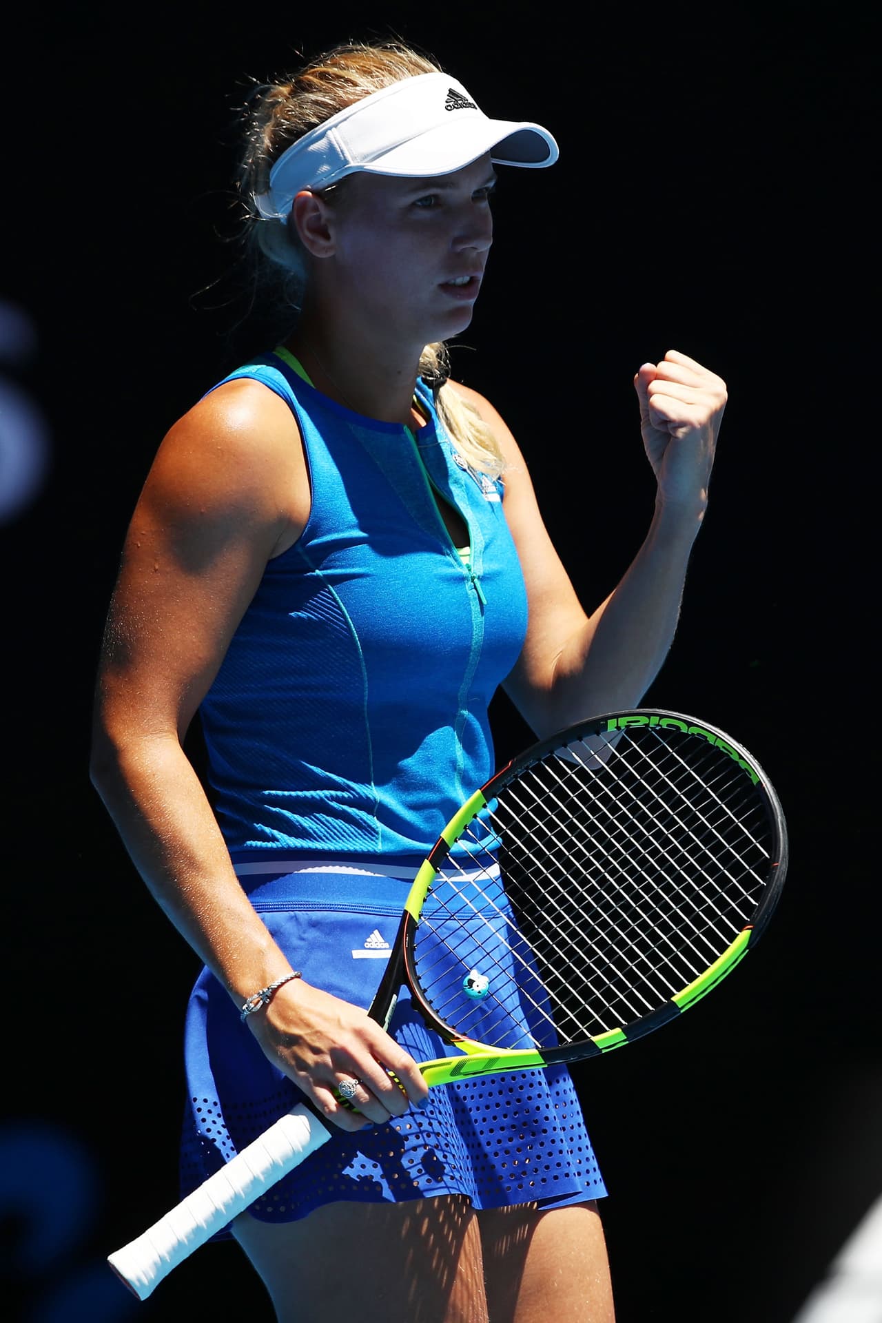 Carolina Wozniacki se impuso contra Donna Vekic con parciales 6-1, 6-3 en su choque de segunda ronda. La danesa tiene a su favor la experiencia que la llevó a ser número uno del mundo y a eso le suma un rostro angelical y cuerpo atractivo que la hacen una de las preferidas de los seguidores.