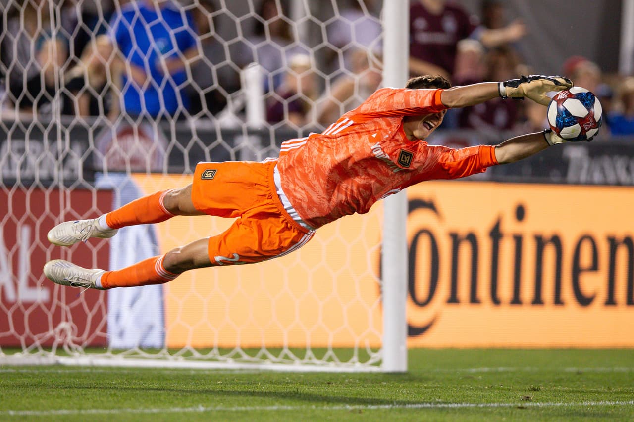 El arquero mexicano de 23 años Pablo Sisniega tuvo su debut como titular en LAFC ante Colorado Rapids.