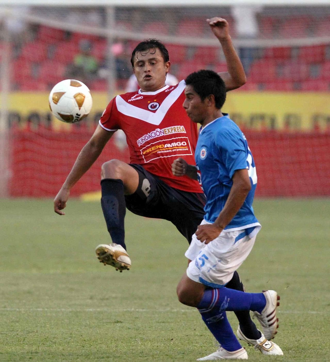 Martínez podía jugar como defensa lateral o volante.