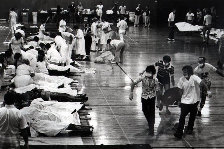 Se desató un incendio que mató a 165 personas e hirió a muchas otras.