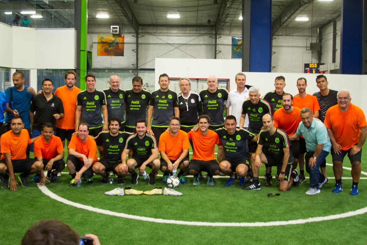 El cuerpo técnico del Tri, con un esquema táctico basado en rotaciones, tocó el balón a su antojo y venció 11-6 a los comentaristas de Univision y Televisa esta mañana en Boulder, Colorado, en un partido lleno de intensidad y camaradería.