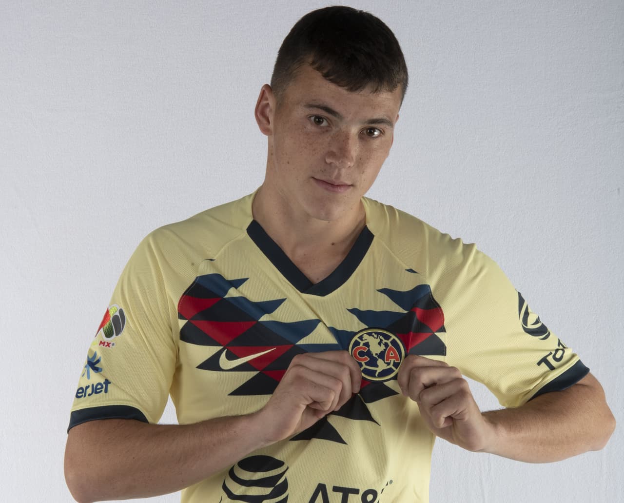 Viñas, titular en América; Tena con cuatro cambios en Chivas