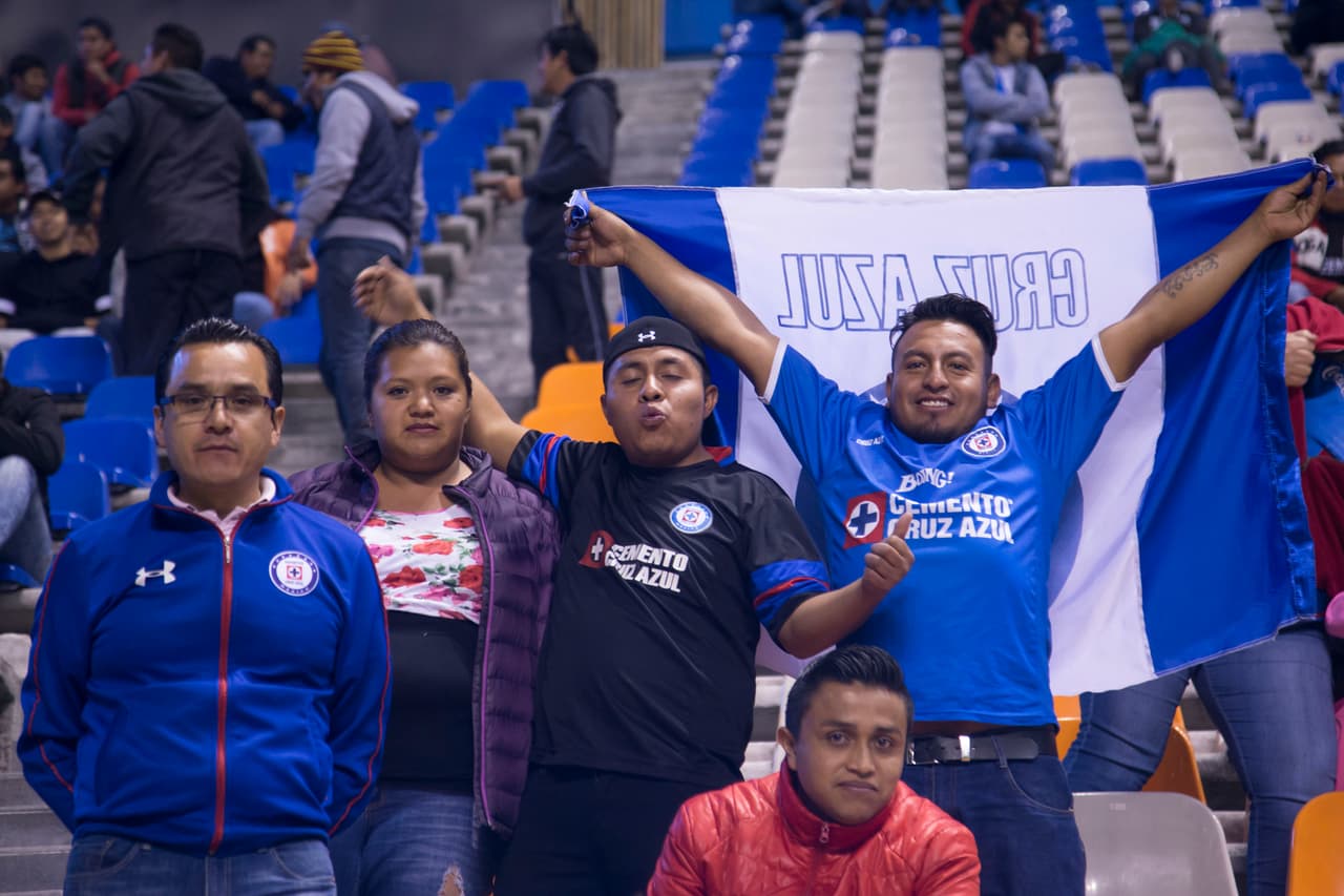 La belleza de las animadoras y el colorido de los fanáticos en los partidos de Cruz Azul contra Puebla y de Atlas contra Tampico Madero le dieron un sabor diferente a la jornada de la Copa MX.