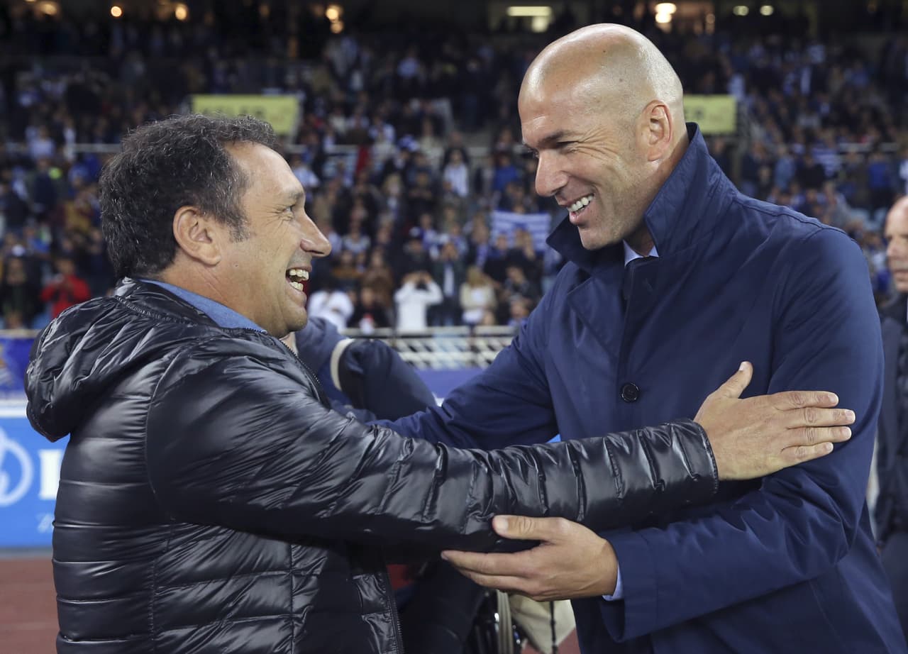 Eusebio Sacristán y Zinedine Zidane con el saludo protocolario antes de comenzar el partido.