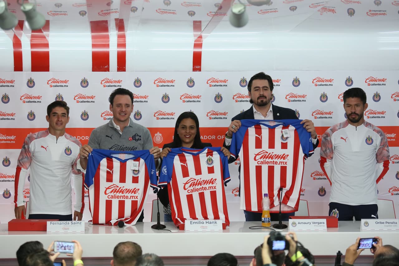 Chivas cerró la presentación de su nueva playera y patrocinador con la ilusión de recuperar su protagonismo en la Liga MX.