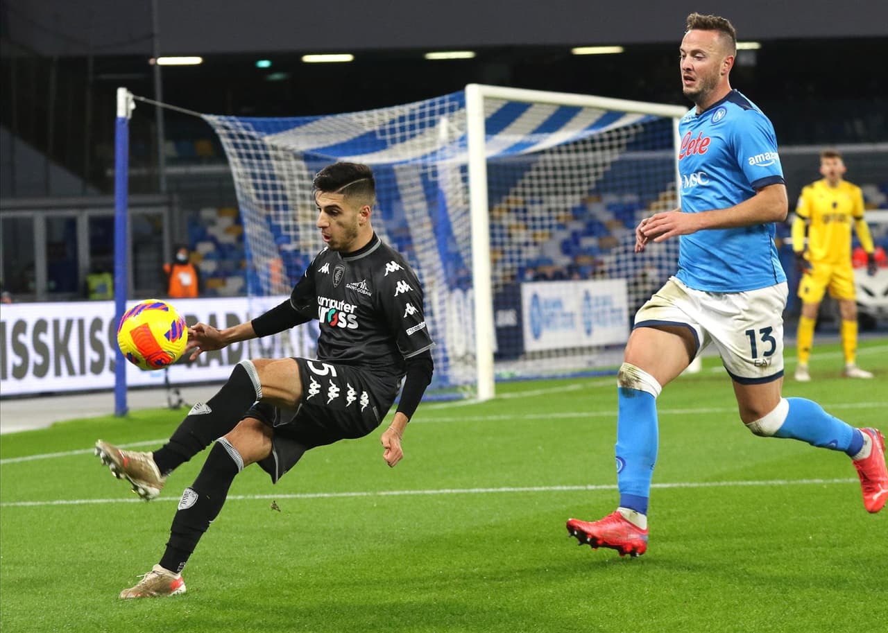 Napoli cae ante el Empoli por la mínima y se aleja de los primeros puestos en la Serie A, pero siguen cerca de puestos europeos. Patrick Cutrone anotó el tanto del gane al 70'. Hirving Lozano jugó 63 minutos.