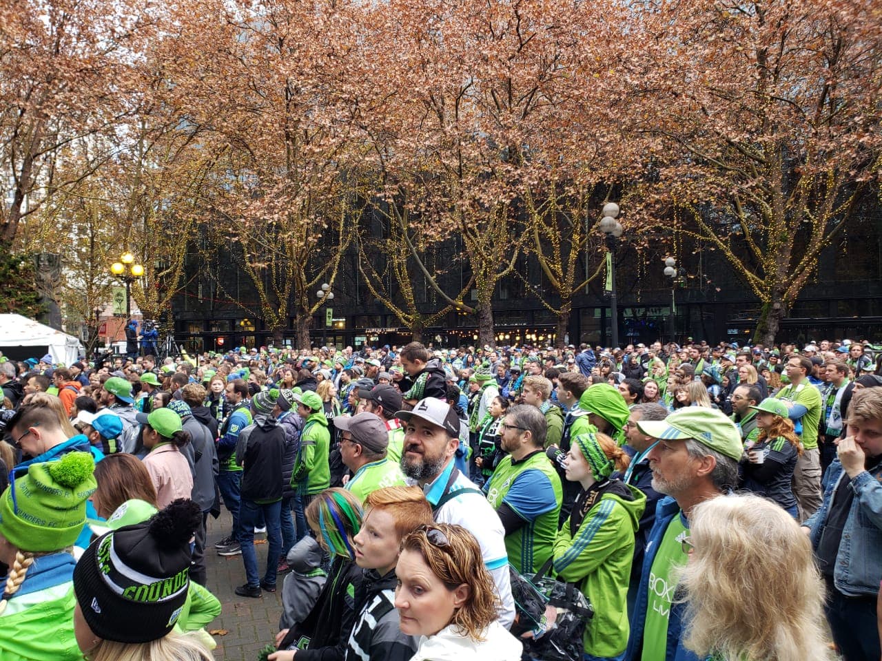 Gran ambiente entre la afición del Sounders previo al encuentro final contra el Toronto FC por la MLS Cup.