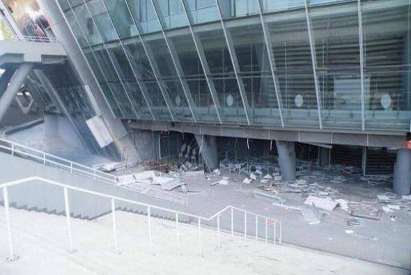 El estadio del Shakhtar Donetsk, el Donbass Arena, fue dañado por el bombardeo que recibió Ucrania. Los directivos del club, informaron que la parte impactada fue la noroeste, la cual sufrió graves daños y la destrucción de la fachada (Foto: Twitter).