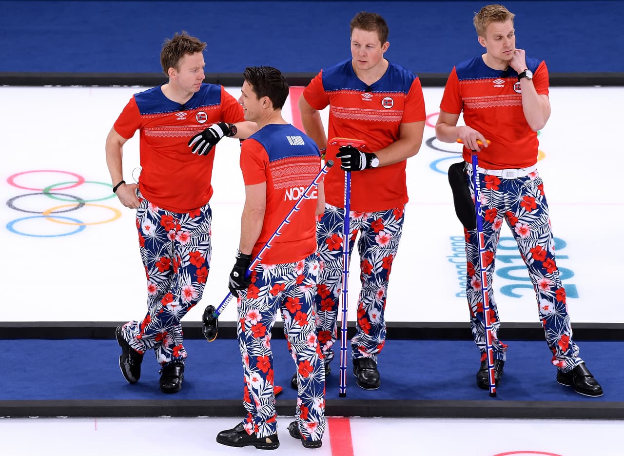 El equipo masculino de curling en Pyeongchang 2018, que siempre usa el mismo color de playera, ha sorprendido con sus pantalones de curiosos diseños, que hasta corazones tuvieron en San Valentín.