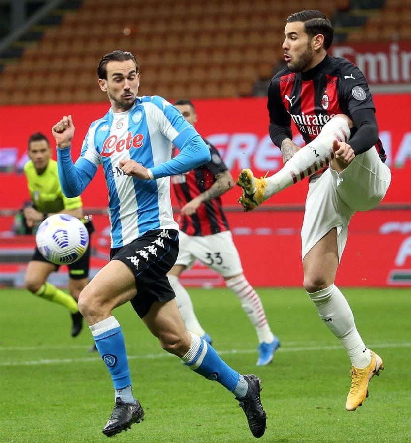 Matteo Politano dejó atrás al arquero Gianluigi Donnarumma y anotó el único tanto del encuentro entre el Napoli y AC Milán, llevándose la victoria y los tres puntos como visitante, dejando el marcador 1-0 en San Siro. El mexicano Hirving Lozano no fue convocado para este encuentro.