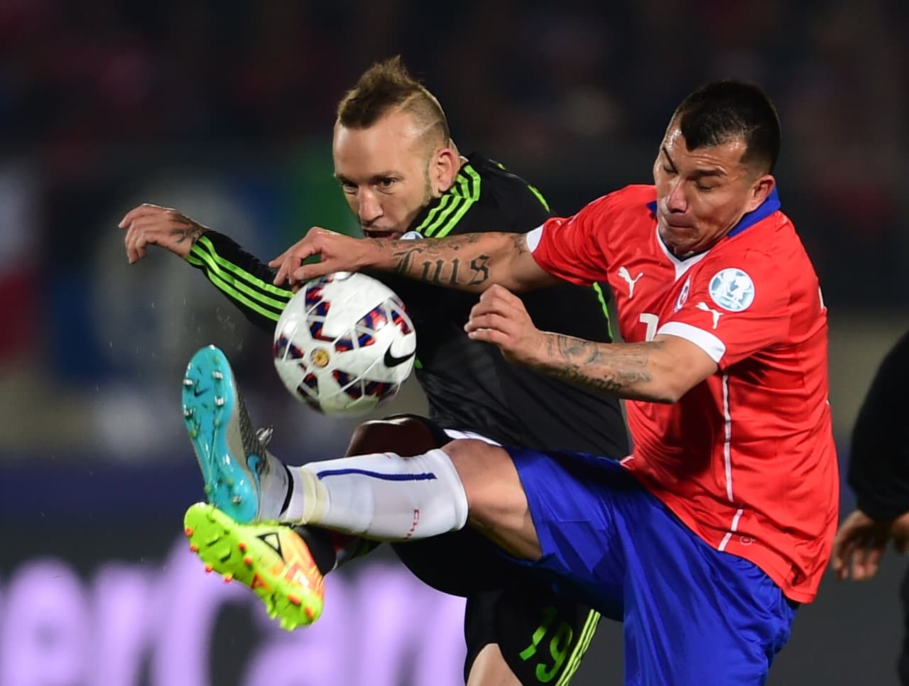 Gary Medel fue desquiciado por el 'Toro' Vuoso.