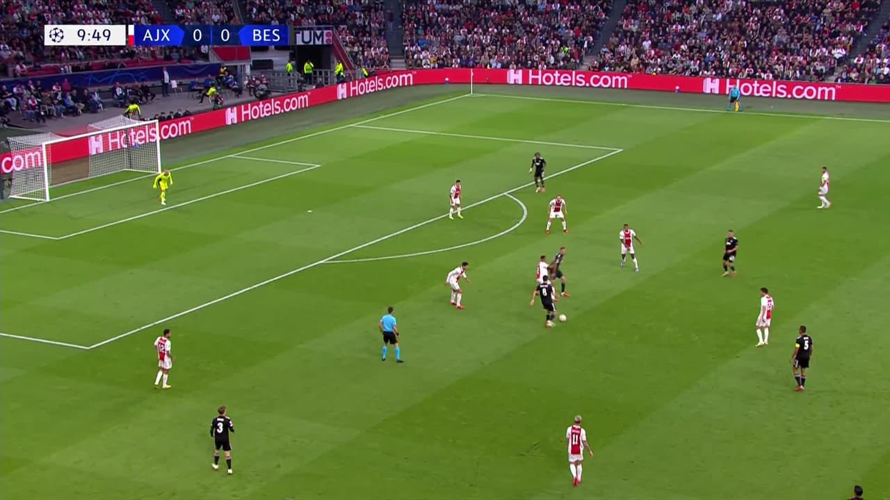 ¡CERCA! Michy Batshuayi disparó que se estrella en el poste.