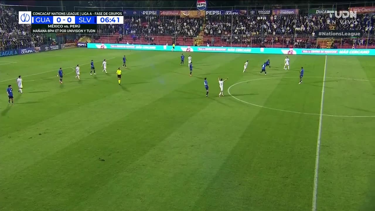 ¡GOL!  anota para Guatemala. Darwin Lom