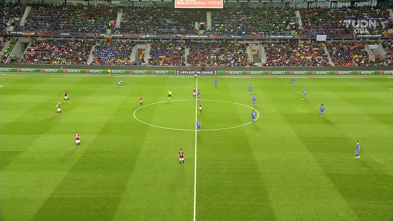 Arranca el partido y la pelota está en juego.